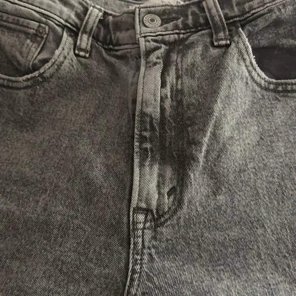Abercrombie &amp; Fitch The Mom High Rise Jean