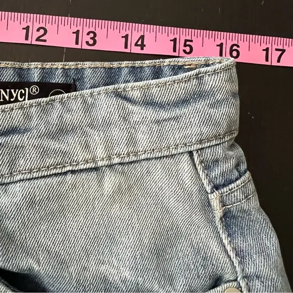 BLANK NYC THE MADISON CROP JEANS IN LIGHT WASH SIZE 30.