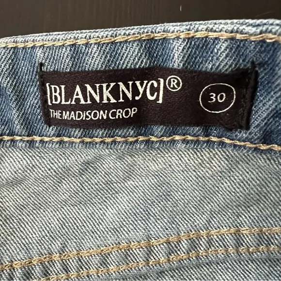 BLANK NYC THE MADISON CROP JEANS IN LIGHT WASH SIZE 30.