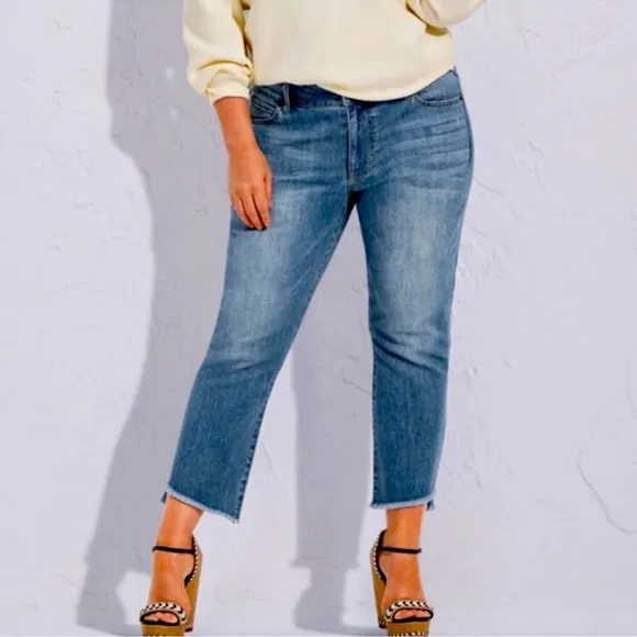 CABI HIGH-LOW CROP JEANS #6070 IN SKIP WASH - SIZE 2 - NWT!