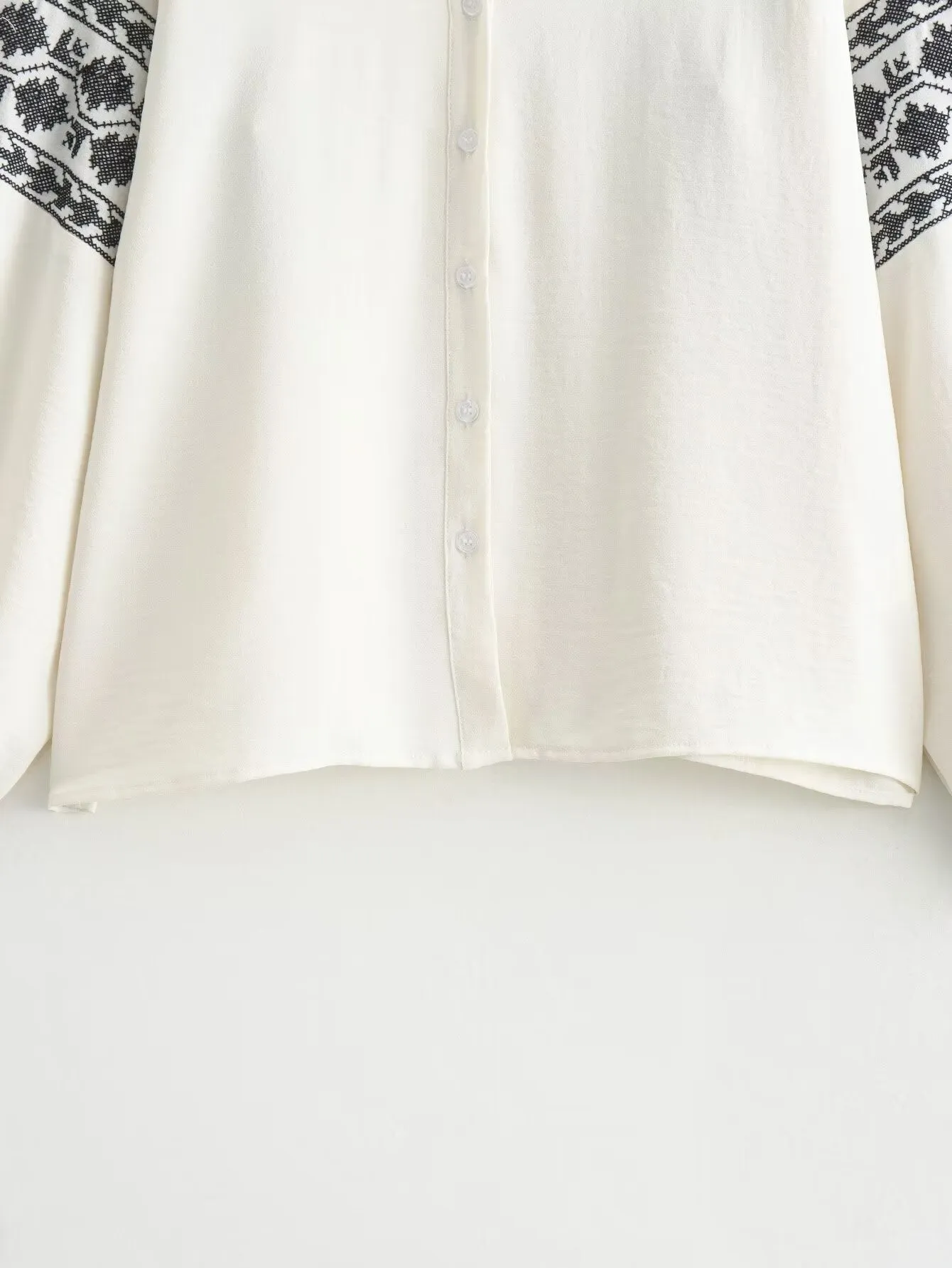Casual Long-Sleeve Shirt with Embroidery and Color-Block Design, Stylish and Comfortable Top S-240804-23