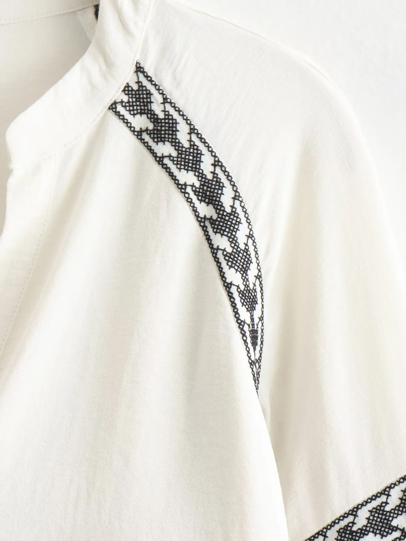 Casual Long-Sleeve Shirt with Embroidery and Color-Block Design, Stylish and Comfortable Top S-240804-23
