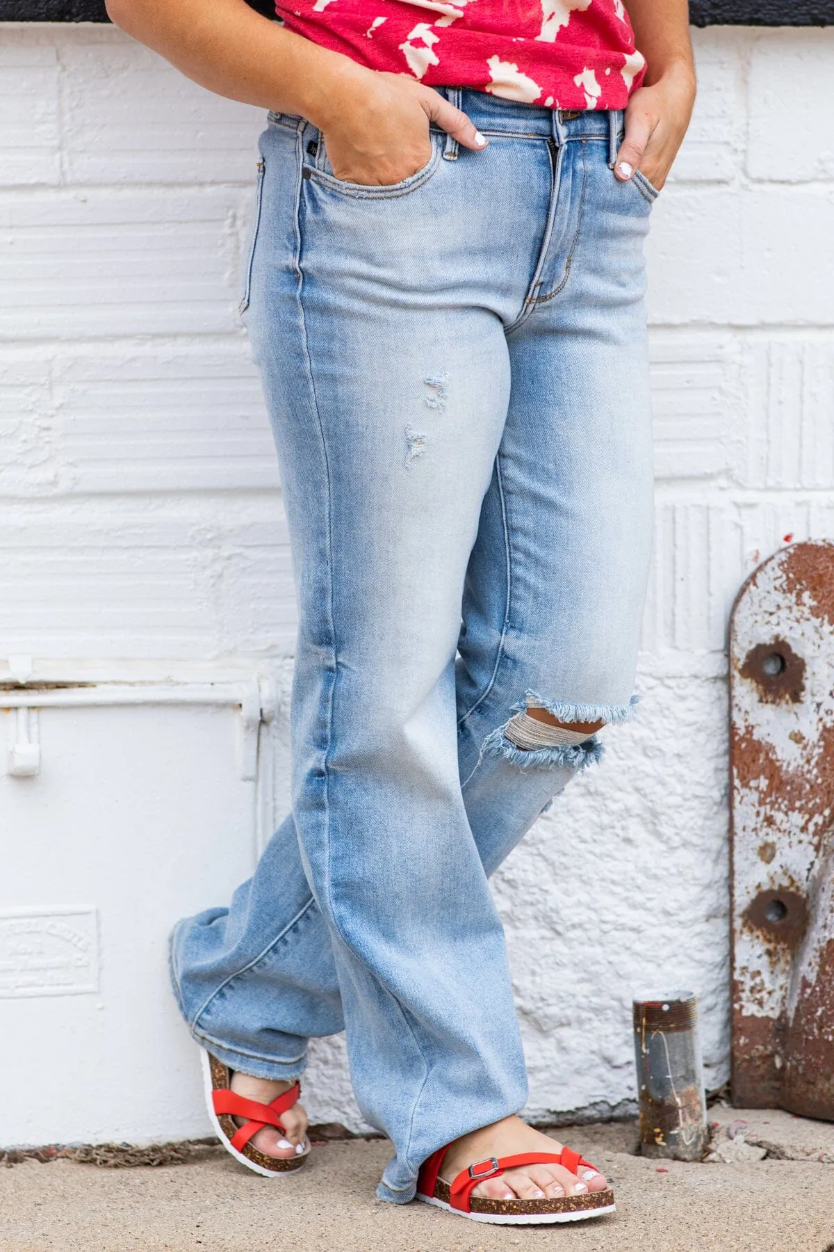 Judy Blue Light Wash Distressed Knee Jeans