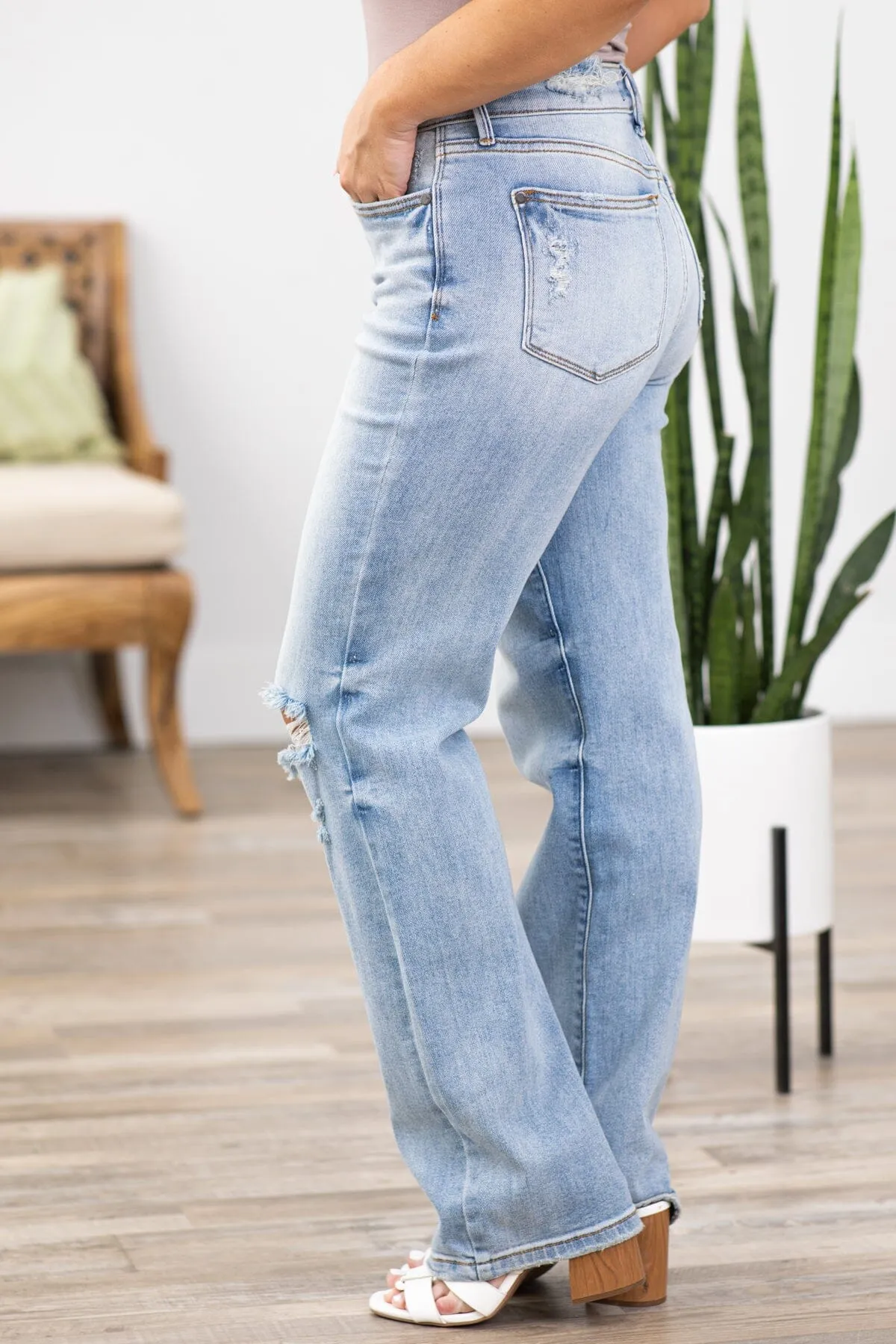 Judy Blue Light Wash Distressed Knee Jeans