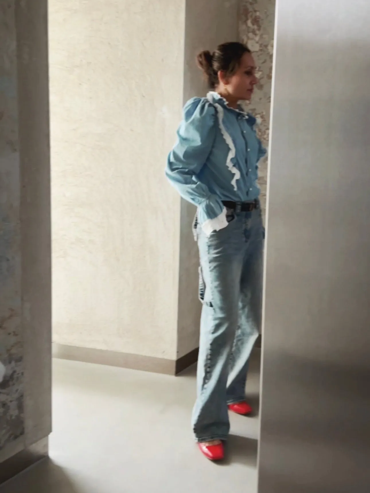 LOOSE STRAIGHT LEG MID WAIST JEANS WITH DETAILS - LIGHT BLUE