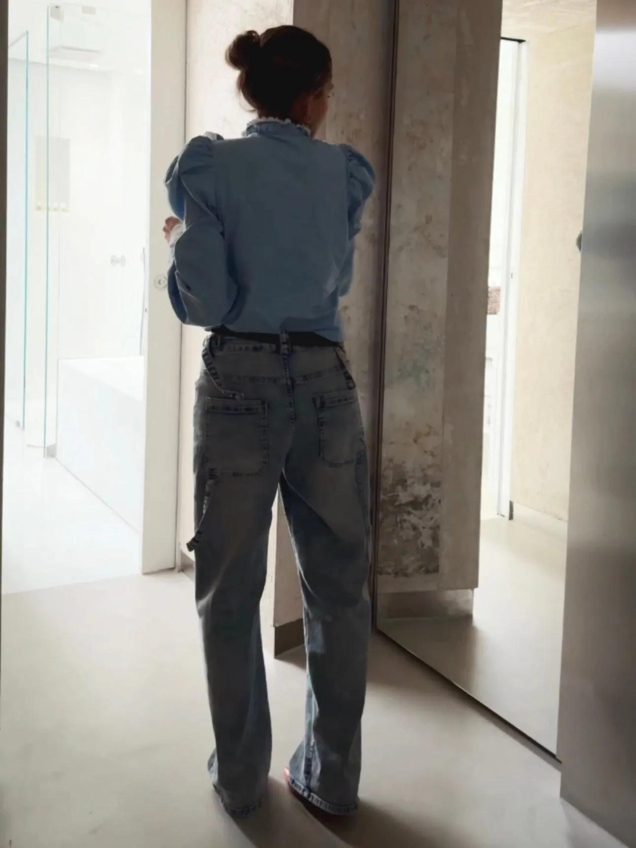 LOOSE STRAIGHT LEG MID WAIST JEANS WITH DETAILS - LIGHT BLUE
