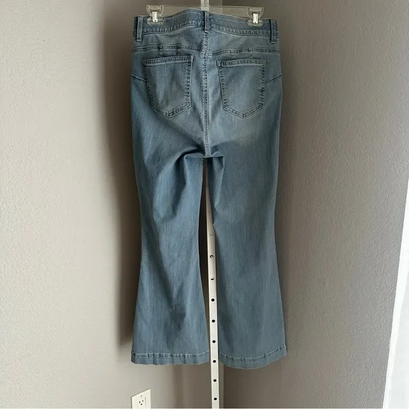 NWOT Torrid Bombshell Flare Premium Stretch High Rise Light Wash 12 R