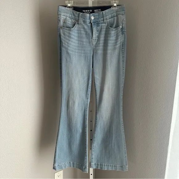 NWOT Torrid Bombshell Flare Premium Stretch High Rise Light Wash 12 R