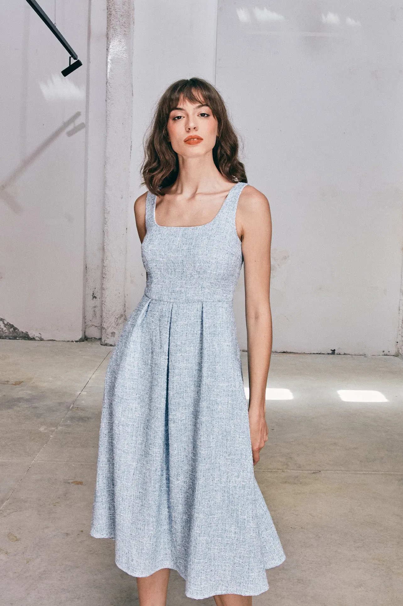 SQUARE-NECKLINE DRESS IN BLUE