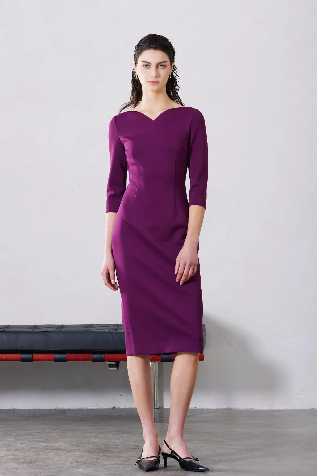 V-NECKLINE DRESS IN DARK PURPLE