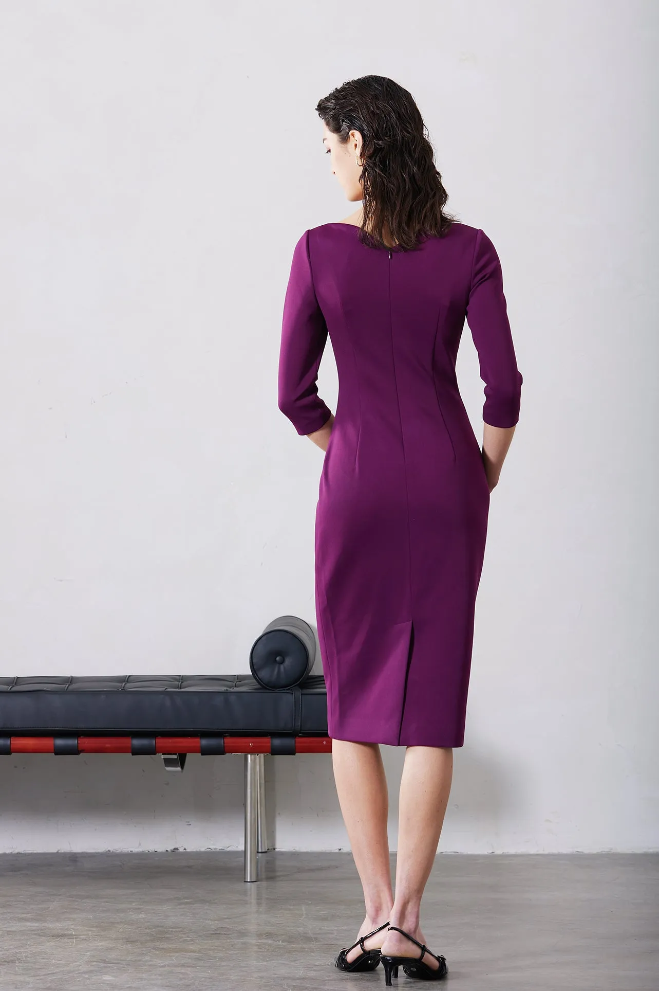 V-NECKLINE DRESS IN DARK PURPLE