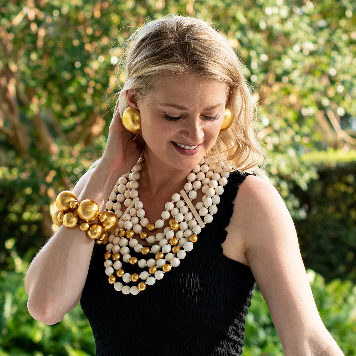 WOOD BEADED STATEMENT NECKLACE. WHITE/GOLD